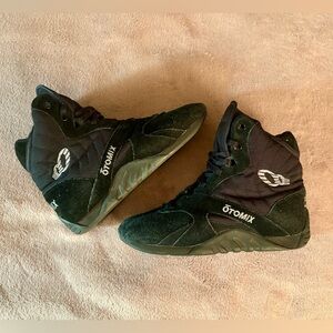 Otomix black on black lifting shoes